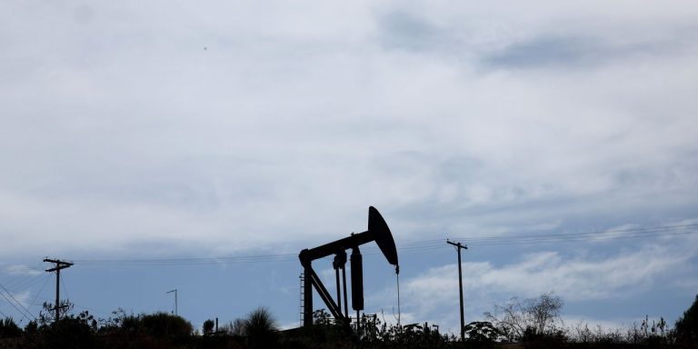 Oil prices post first weekly loss since June