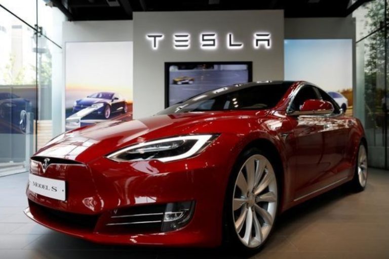 Swedish union offers pay to Tesla employees willing to join strike