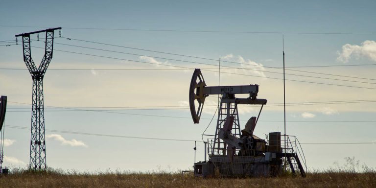 Oil and Gold Prices Fall as Israel Holds Off on Gaza Ground Invasion