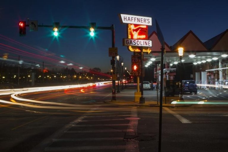 Occidental Petroleum shares rise, energy sector shows mixed results