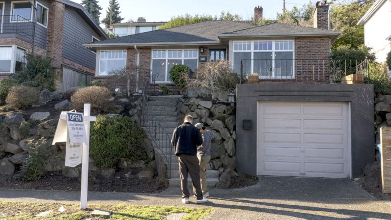 Mortgage rates fall below 6% for first time since 2022